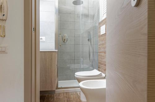 uma casa de banho com um WC, um lavatório e um chuveiro em Casa di Angelo Vibrant Apartment em Perugia