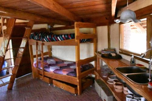 Zimmer mit 2 Etagenbetten und einem Waschbecken in der Unterkunft La Oca en el Cielo in Treinta y Tres