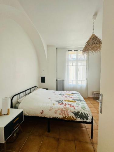 une chambre avec un lit et une fenêtre dans l'établissement Appartement Lumineux et Spacieux 2 Chambres avec Parking Gratuit dans la Rue, à Perpignan