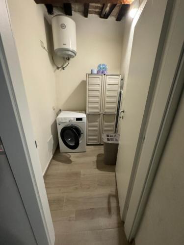 a hallway with a washing machine in a room at Dimora monte S. Maria Tiberina in Monte Santa Maria Tiberina