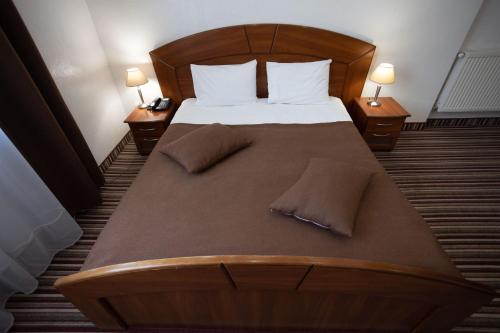een bed met twee kussens in een kamer bij Hotel Kopa - Zhovkva in Zjovkva