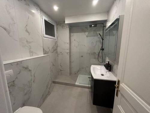 Ένα μπάνιο στο Oasis Palais, city centre, 1 bed