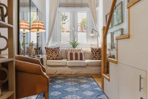 a living room with a couch and a window at Stylish Studio in Kensington in London