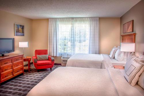 una camera d'albergo con due letti e una televisione di TownePlace Suites by Marriott Baltimore BWI Airport a Linthicum