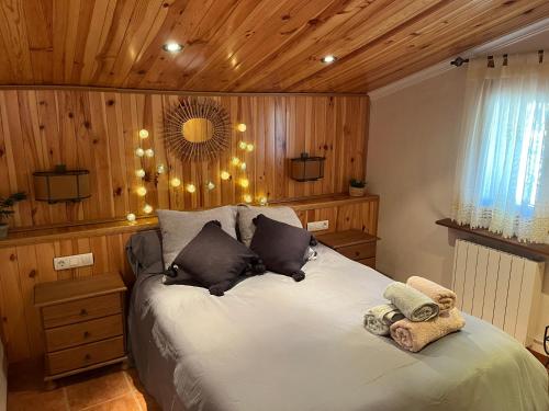 Un dormitorio con una cama grande con luces. en CAN VALERO, en Bagá