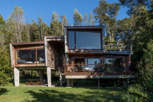 Casa moderna con una fachada de cristal grande en Casas Martín Pescador, Lago Huillinco, Chiloe, en Chonchi
