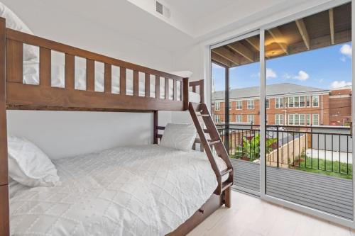 a bedroom with a bunk bed and a balcony at Capitol View2 Townhouse Condo in Washington