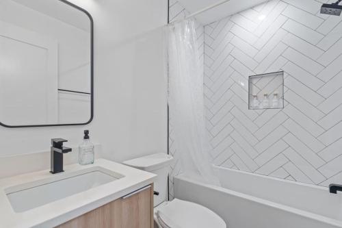 uma casa de banho branca com um lavatório e um WC em Capitol View2 Townhouse Condo em Washington