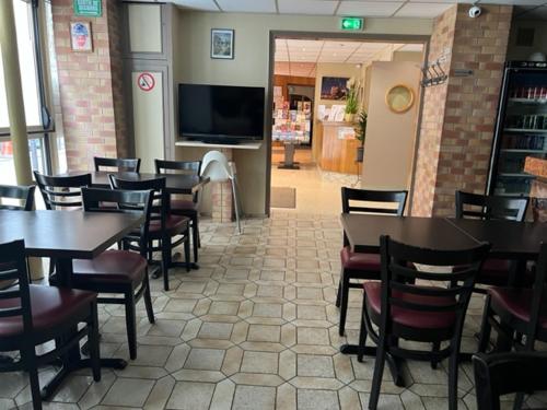 TV a/nebo společenská místnost v ubytování Hôtel Jarry Confort