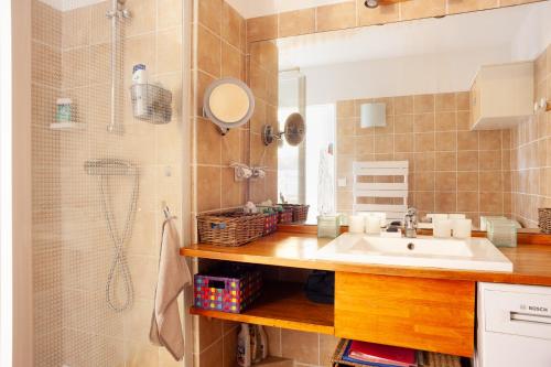 une salle de bain avec un lavabo et une douche dans l'établissement Vue Mer Dans Belle Résidence, à Cassis