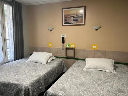 Postel nebo postele na pokoji v ubytování Hôtel Jarry Confort
