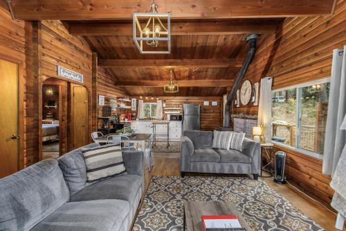 Χώρος καθιστικού στο A Peace of Pine by NW Comfy Cabins