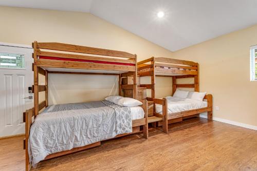 Krevet ili kreveti na sprat u jedinici u okviru objekta Summit Lake Guesthouse