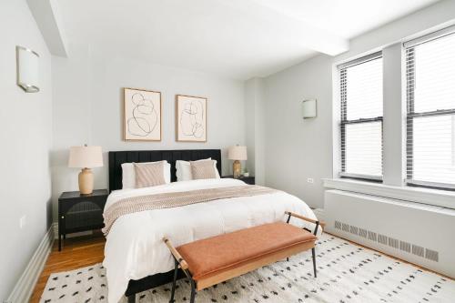 Un dormitorio blanco con una cama grande y una ventana en 73-208 New 2BR 2BATH UWS Doorman Gym, en Nueva York