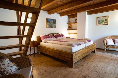 een slaapkamer met een houten bed in een kamer bij Casa Antonia 