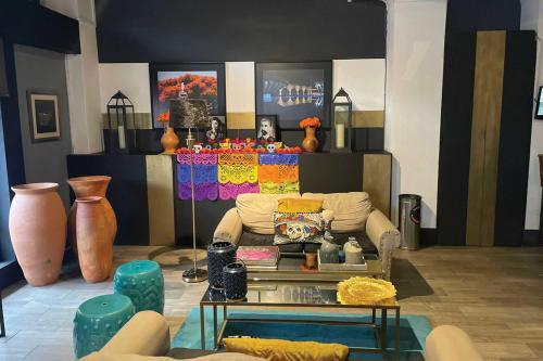 a living room with a couch and a table at Hotel Internacional in Comitán de Domínguez