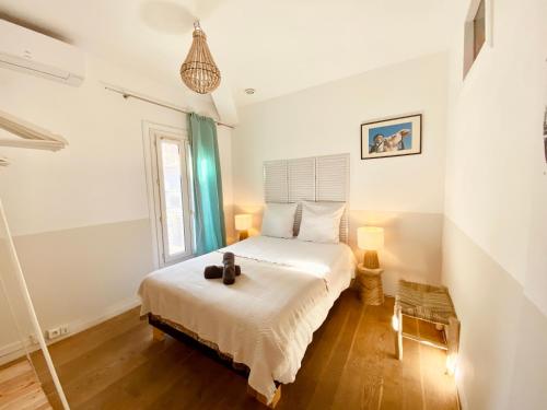a bedroom with a large bed in a room at ''Rooftop'' Superbe T3 quartier haut avec Rooftop privé! in Sète