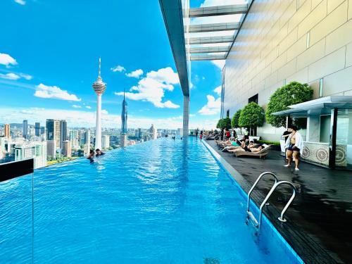 una piscina en la parte superior de un edificio con ciudad en The Platinum KLCC by Moonlight en Kuala Lumpur