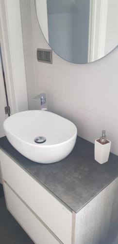 y baño con lavabo blanco y espejo. en Apartamento ROSA, en Valle de Abdalajís