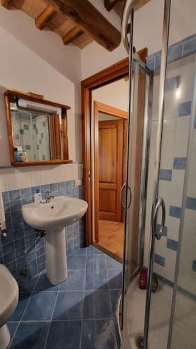 a bathroom with a sink and a shower at Casa vacanze “La casetta di Anna” in Castel Viscardo