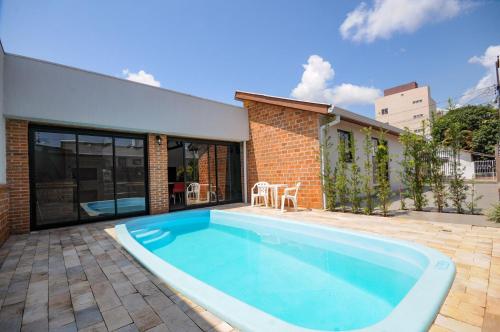 una piscina en el patio trasero de una casa en 12 Hóspedes - Piscina Àgua Salgada e Área Gourmet, en Foz do Iguaçu