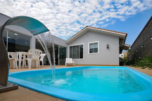 Swimmingpoolen hos eller tæt på 12 hóspedes - PISCINA tratamento com água salgada - Cozinha GOURMET - 4 QUARTOS - 3 BANHEIROS - GARAGEM - ESCRITORIO - 2,1 km do Cataratas JL Shopping