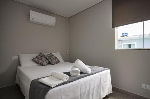 En eller flere senge i et værelse på 12 hóspedes - PISCINA tratamento com água salgada - Cozinha GOURMET - 4 QUARTOS - 3 BANHEIROS - GARAGEM - ESCRITORIO - 2,1 km do Cataratas JL Shopping