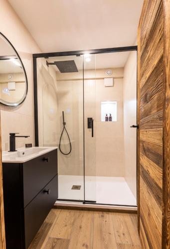 une salle de bain avec douche et lavabo dans l'établissement Ashmour Alpine, aux Gets