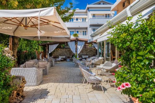 un patio extérieur avec des chaises et des parasols dans l'établissement Hotel Euromar, à Marina di Massa