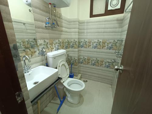 een badkamer met een toilet en een wastafel bij Snow Drop Guest House in Gangtok