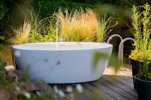 Taman di luar Hoteldebootel 's-Hertogenbosch met prive sauna