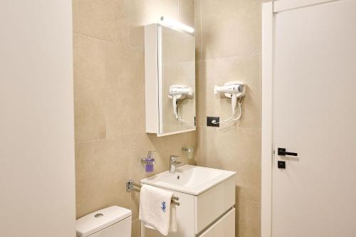 Ένα μπάνιο στο Mara Sea View Apartment Infinity