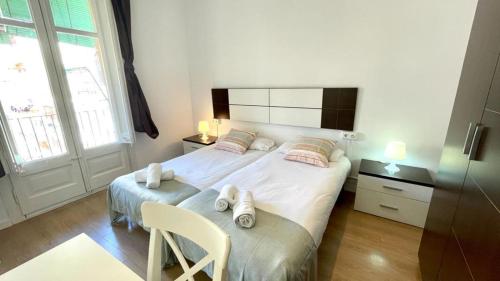 バルセロナにあるSuites4days Sagrada Familia Apartmentのベッドルーム1室(ベッド1台、椅子、デスク付)