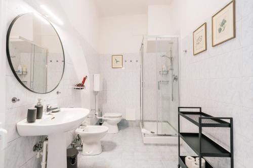 La salle de bains est pourvue d'un lavabo, de toilettes et d'un miroir. dans l'établissement Indipendenza Mansion City Centre, à Bologne