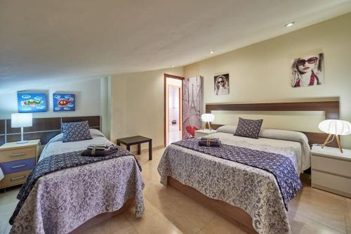 ein Hotelzimmer mit zwei Betten in einem Zimmer in der Unterkunft Villa ilusions en Olivella, Sitges, Barcelona in Olivella