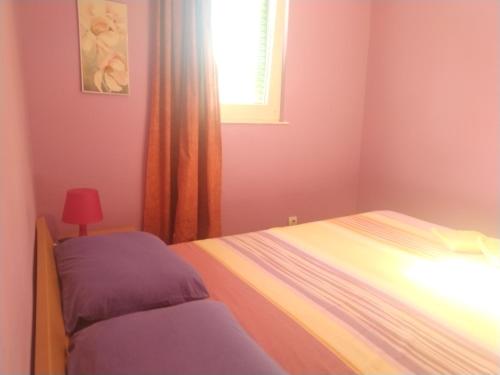 a bedroom with a bed and a window at Dunavski konaci in Brestovik