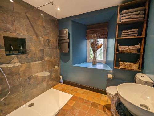 łazienka z umywalką, toaletą i wanną w obiekcie Chateau De Montmagner w mieście Arnac-la-Poste