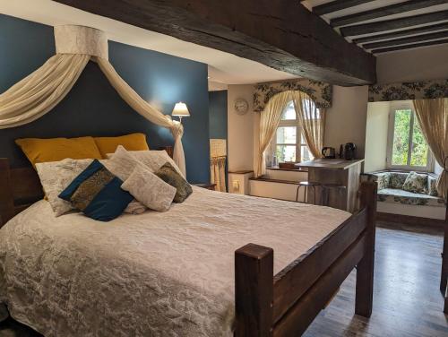 Tempat tidur dalam kamar di Chateau De Montmagner