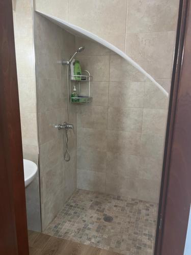 y baño con ducha, aseo y lavamanos. en Casa del nano, en Valdepeñas de Jaén