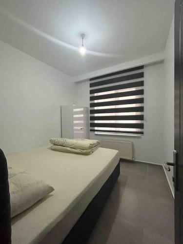 a bedroom with a large bed with a window at Espark baglar 1+1+ teraslı daire in Eskisehir