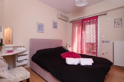 - une chambre avec un lit et 2 serviettes dans l'établissement Maria's Double Room, à Spáta