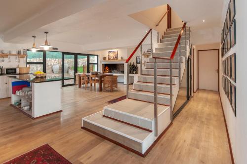 een keuken en een woonkamer met een trap in een huis bij Spookdraai B&B in Agulhas