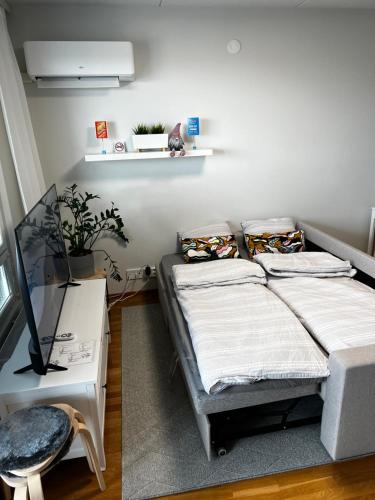 Postel nebo postele na pokoji v ubytování Top floor flat with sauna, A/C & free parking