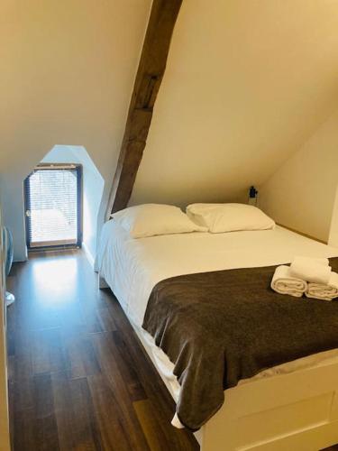 une chambre avec un lit et une fenêtre dans l'établissement Le KÊREL - Super duplex - Rennes, à Saint-Jacques-de-la-Lande