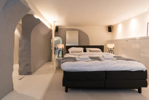 1 dormitorio con 1 cama grande en el centro en Wellness Apartment on the Wharf Utrecht, en Utrecht