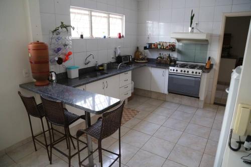 una cucina con tavolo e alcune sedie di Kasa Kaya ad Araraquara