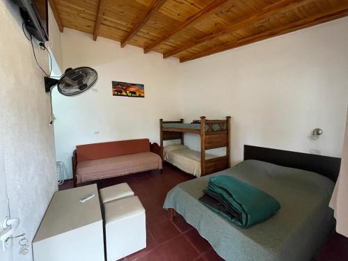 Un pat sau paturi într-o cameră la Hostal El Trébol - Tanti