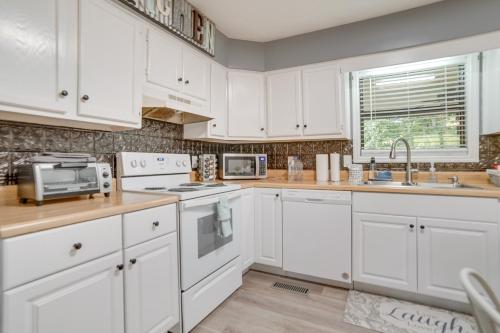 Gallery image of Kodak Getaway with Covered Decks and Game Room! in Kodak