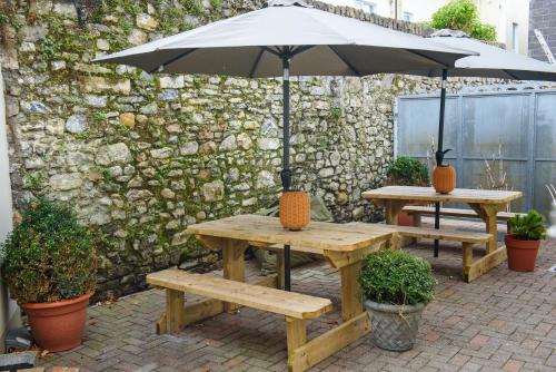 Ein Patio oder anderer Außenbereich in der Unterkunft Shannon Bridge House
