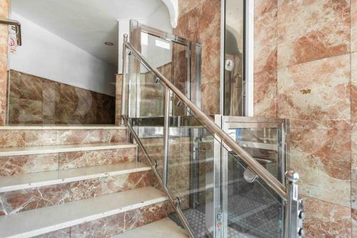 um conjunto de escadas numa casa de banho com chuveiro em NEW Authentic Minimalistic Studio near La Unión by REMS em Málaga